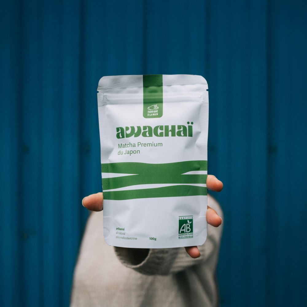 photo montrant le matcha premium du japon bio de chez awachai, présenté tenu dans une main