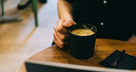 Le Golden Latte Ayurvédique : Pourquoi marier le curcuma et le poivre est si anti-inflammatoire 🌟🔥