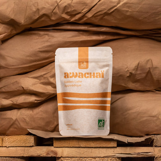 la photo montre un paquet du golden latte en poudre awachai format 250gr
