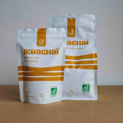 La photo représente les deux versions 250gr et 1Kg du golden latte disponible chez Awachai