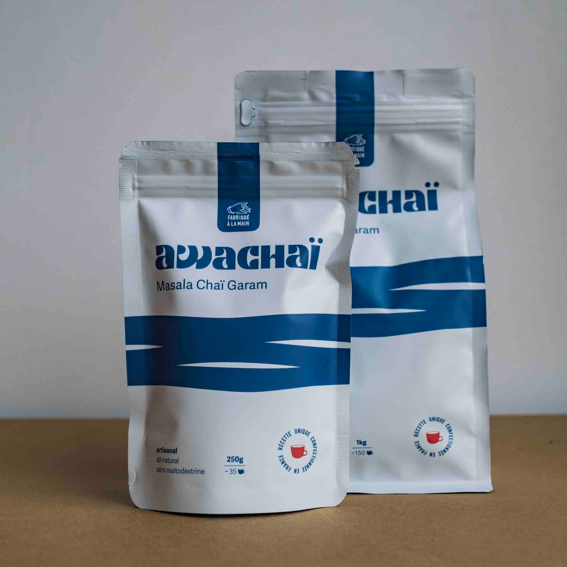 photo montrant les 2 formats existants de masala chai by awachai, 250gr et 1kg. les paquets sont posés sur une table