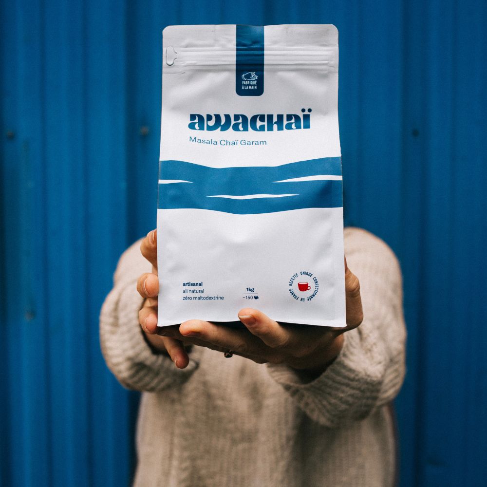 Image représentant le paquet du Masala chai Garam 1kg de chez awachai présenté posé sur des mains 