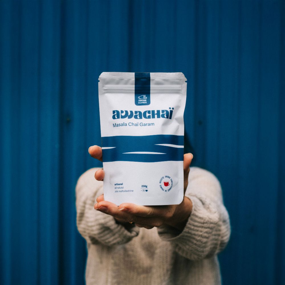 photo montrant le paquet du masala chai Garam 250gr de chez awachai tenu dans une main