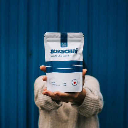 photo montrant le paquet du masala chai Garam 250gr de chez awachai tenu dans une main