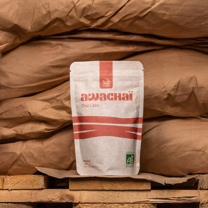 zoom sur le paquet de chai bio 250gr de chez awachai présenté devant des sacs de marchandise