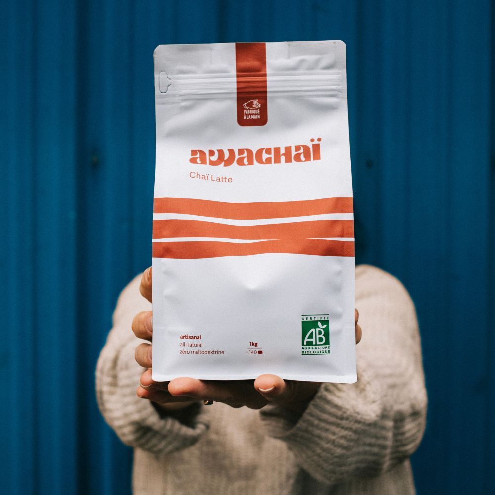 paquet de chai latte 1kg awachai présenté à plat dans des mains 