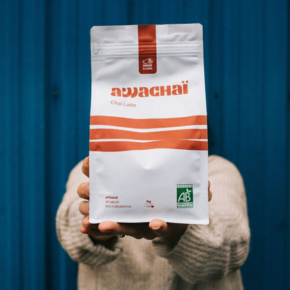 paquet de chai latte 1kg awachai présenté à plat dans des mains 