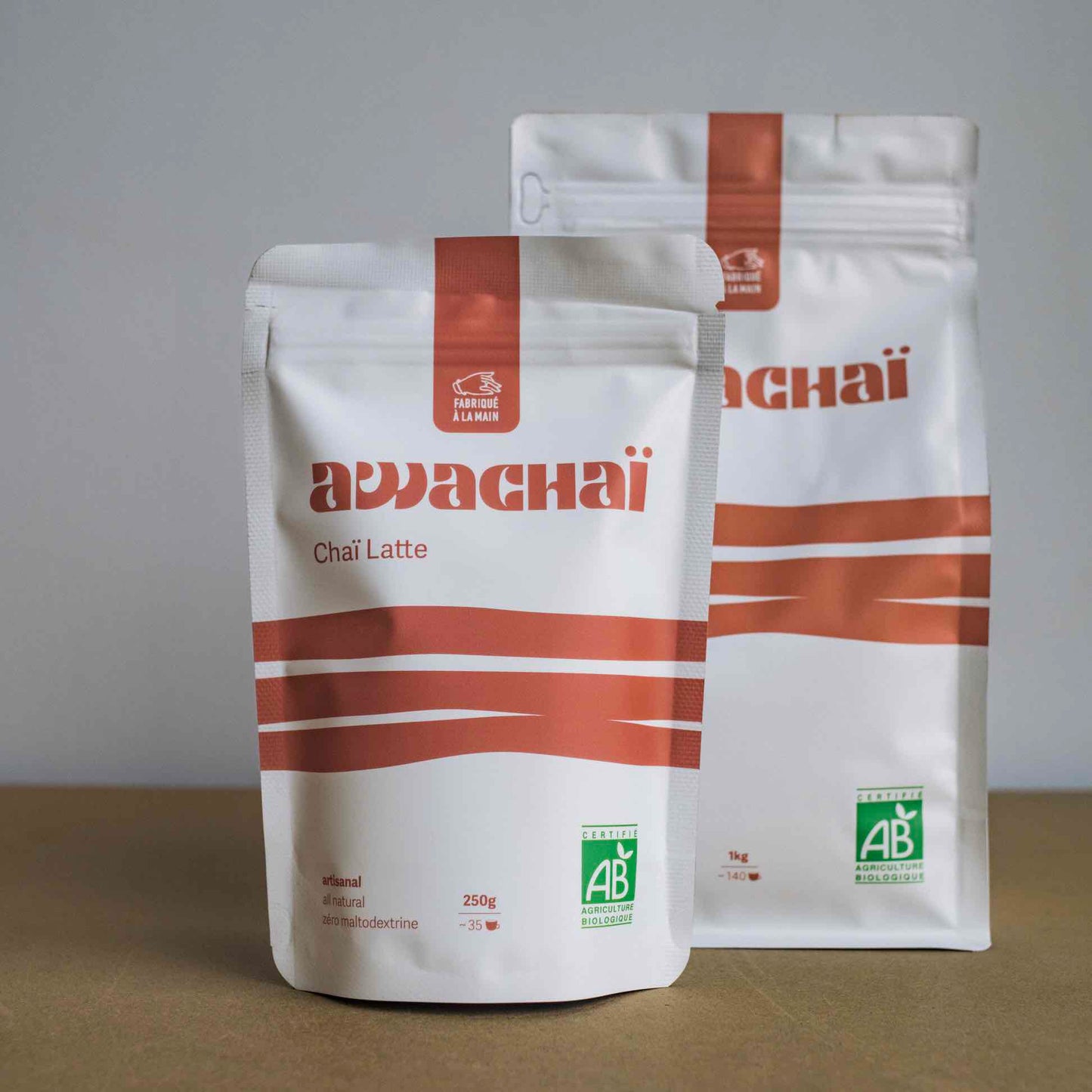 photo montrant les 2 formats existants de chai latte bio by awachai : 250gr et 1kg