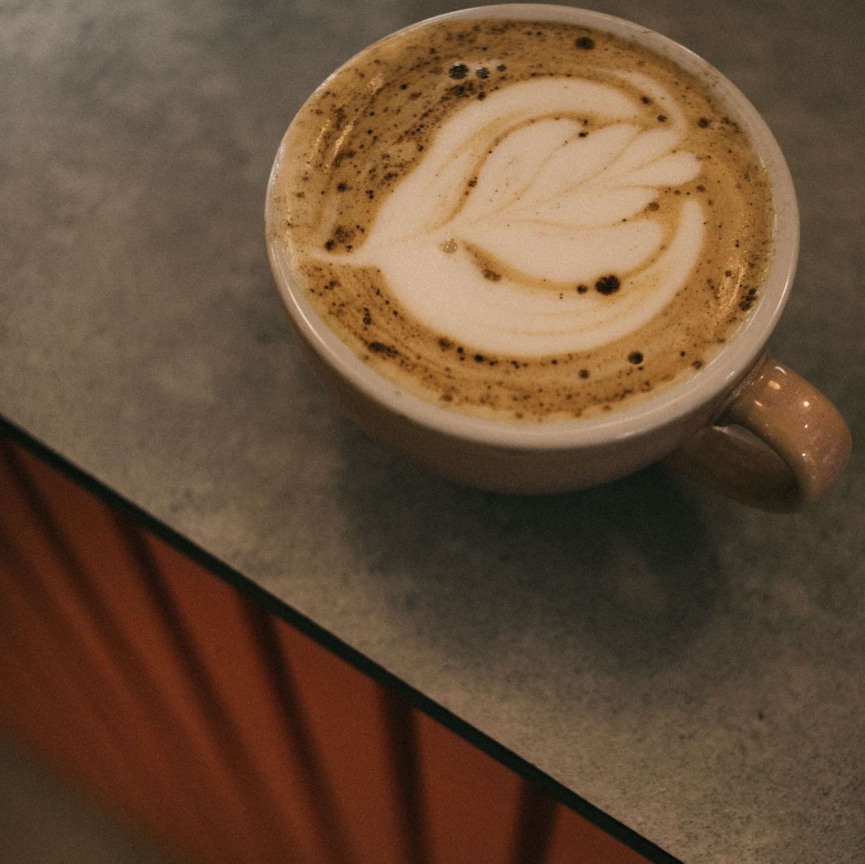 zoom sur un chai latte bio dans une tasse. ce chai latte est savoureux et délicieux, prêt à être consommé