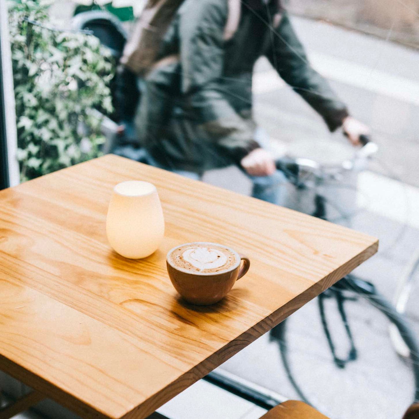 on voit ici une photo d'une tasse sur une table dans laquelle est servi un chai latte bio de la marque awachai.