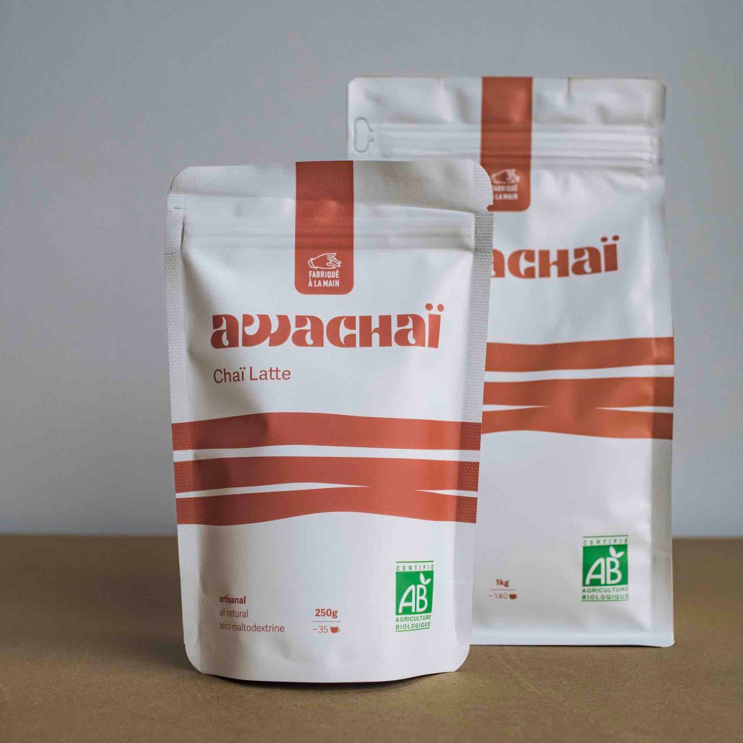photo présentant les deux formats existants pour le chai latte bio de chez awachai, 250gr et 1kg