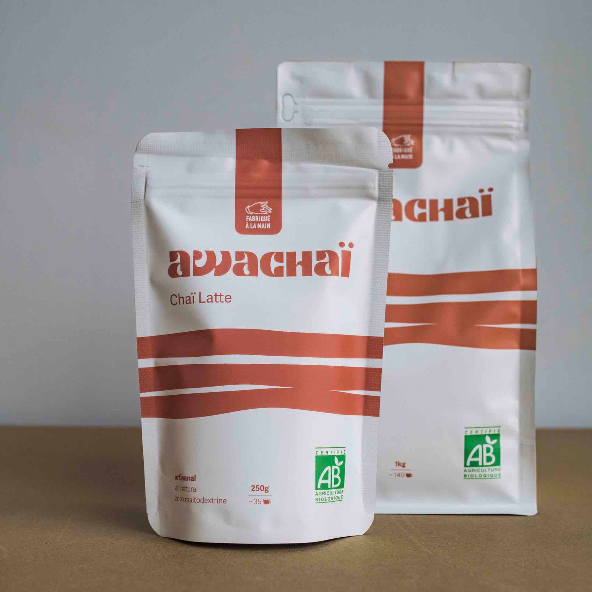 photo présentant les deux formats existants pour le chai latte bio de chez awachai, 250gr et 1kg