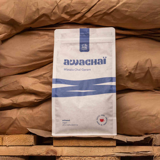 photo montrant le paquet de chai latte masala de chez awachai, présenté devant des sacs de marchandises