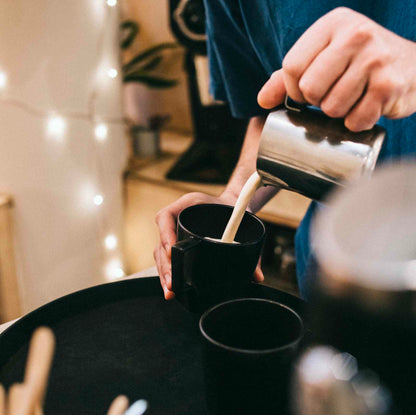 photo montrant un chai latte masala de chez awachai en préparation. on voit ici le barista qui verse le lait. 