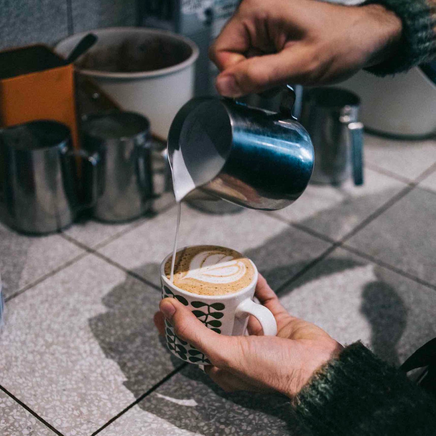 préparation en cours du masala chai de chez awachai. on voit ici le lait verser dans la tasse pour un plaisir onctueux