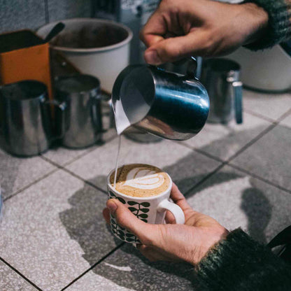 préparation en cours du masala chai de chez awachai. on voit ici le lait verser dans la tasse pour un plaisir onctueux