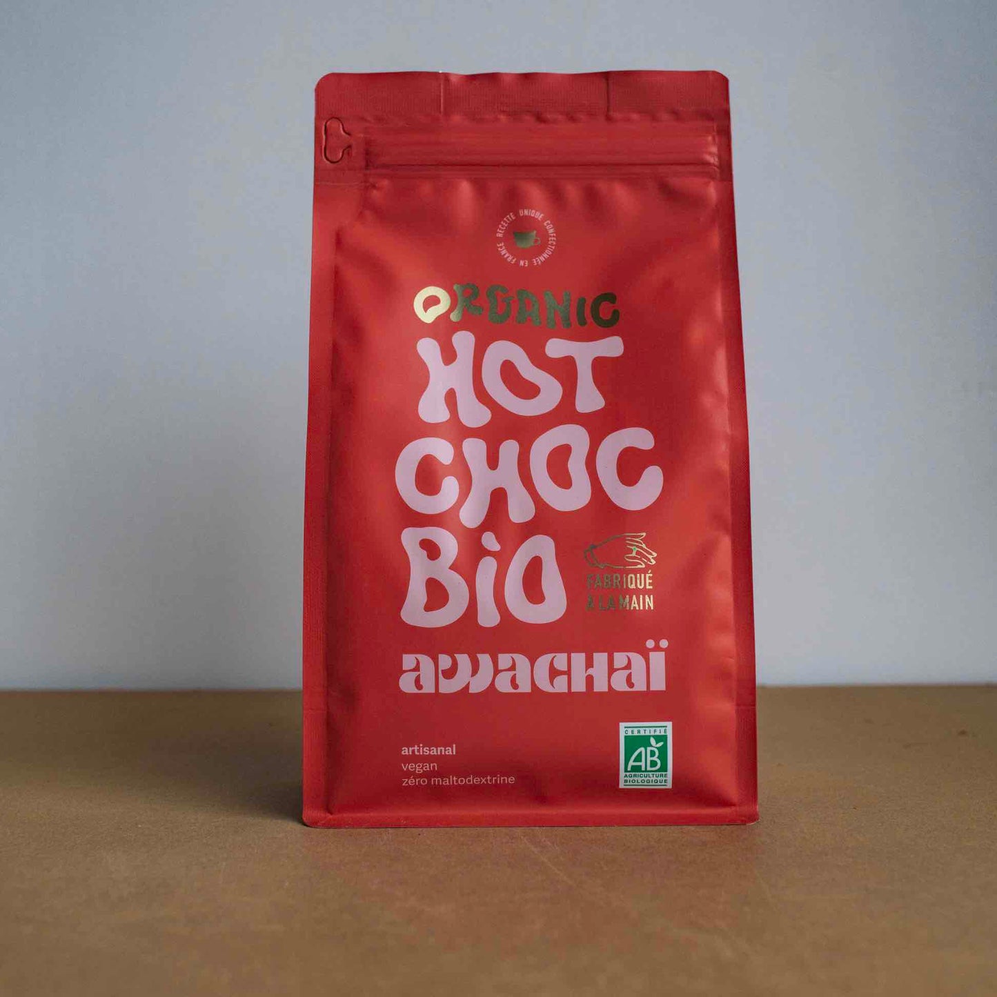 photo montrant le paquet de chocolat en poudre bio de chez awachai, posé et présenté sur une table