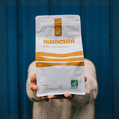 Image représentant le paquet du golden latte bio 1kg de chez awachai présenté posé sur des mains 