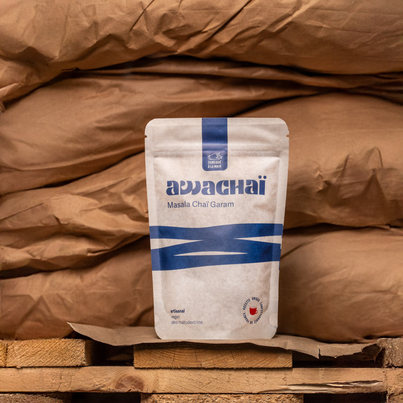 photo montrant le paquet du masala chai 250gr de chez awachai posé devant des sacs de marchandises