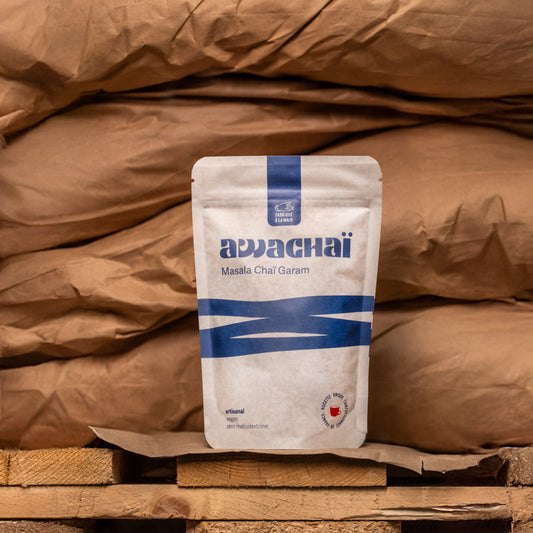 photo montrant le paquet du masala chai 250gr de chez awachai posé devant des sacs de marchandises