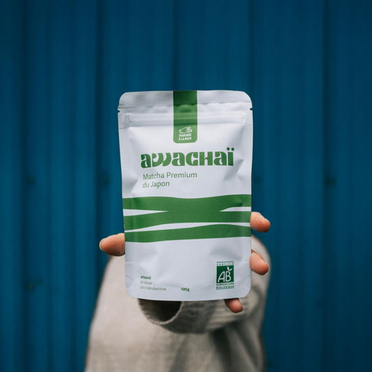 photo montrant le matcha premium du japon bio de chez awachai, présenté tenu dans une main