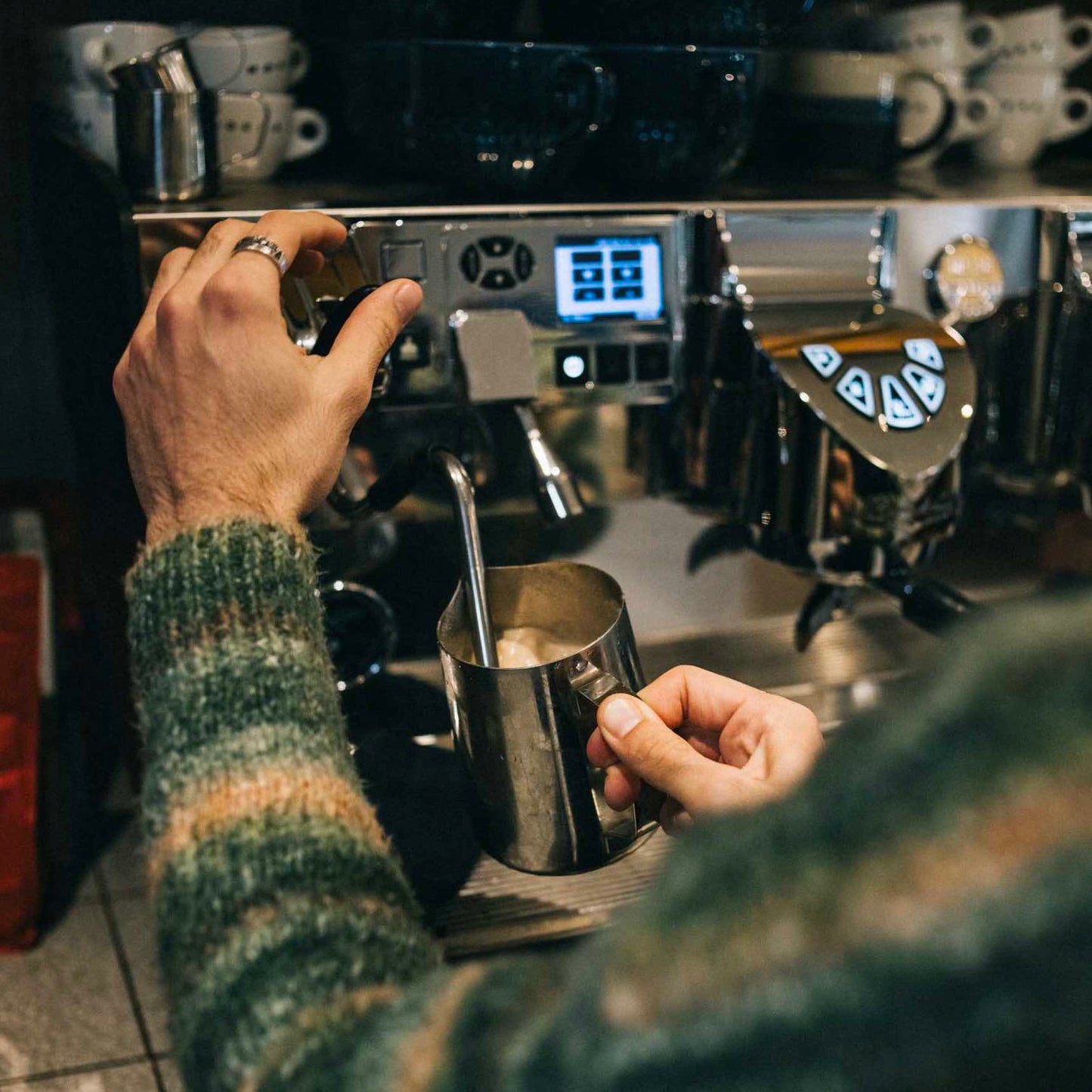 zoom sur la lait onctueux qui s'apprête à être mélangé à un chai pour faire un chai latte délicieux